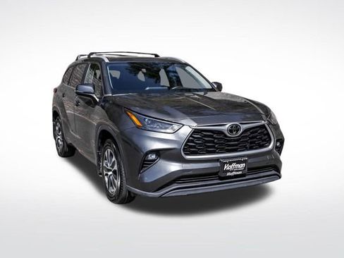 Used 2023 Toyota Highlander XLE AWD/4WD image 3