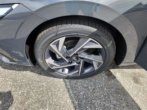 New 2025 Hyundai Elantra SEL image 28