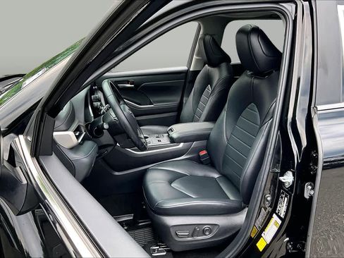 Used 2023 Toyota Highlander XLE AWD/4WD image 9