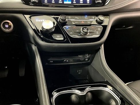 New 2026 Chrysler Pacifica Limited image 7