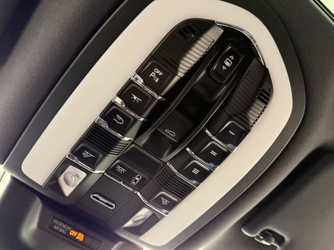 Certified 2025 Porsche Macan image 34