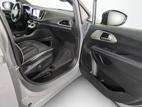Used 2023 Chrysler Pacifica Limited w/ Uconnect Theater Family Group FWD image 44