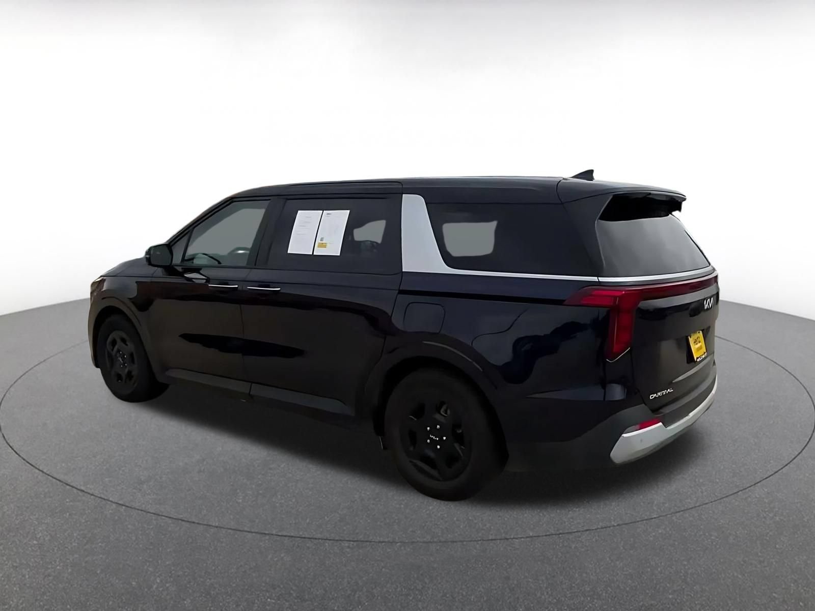 Used 2026 Kia Carnival FWD image 9