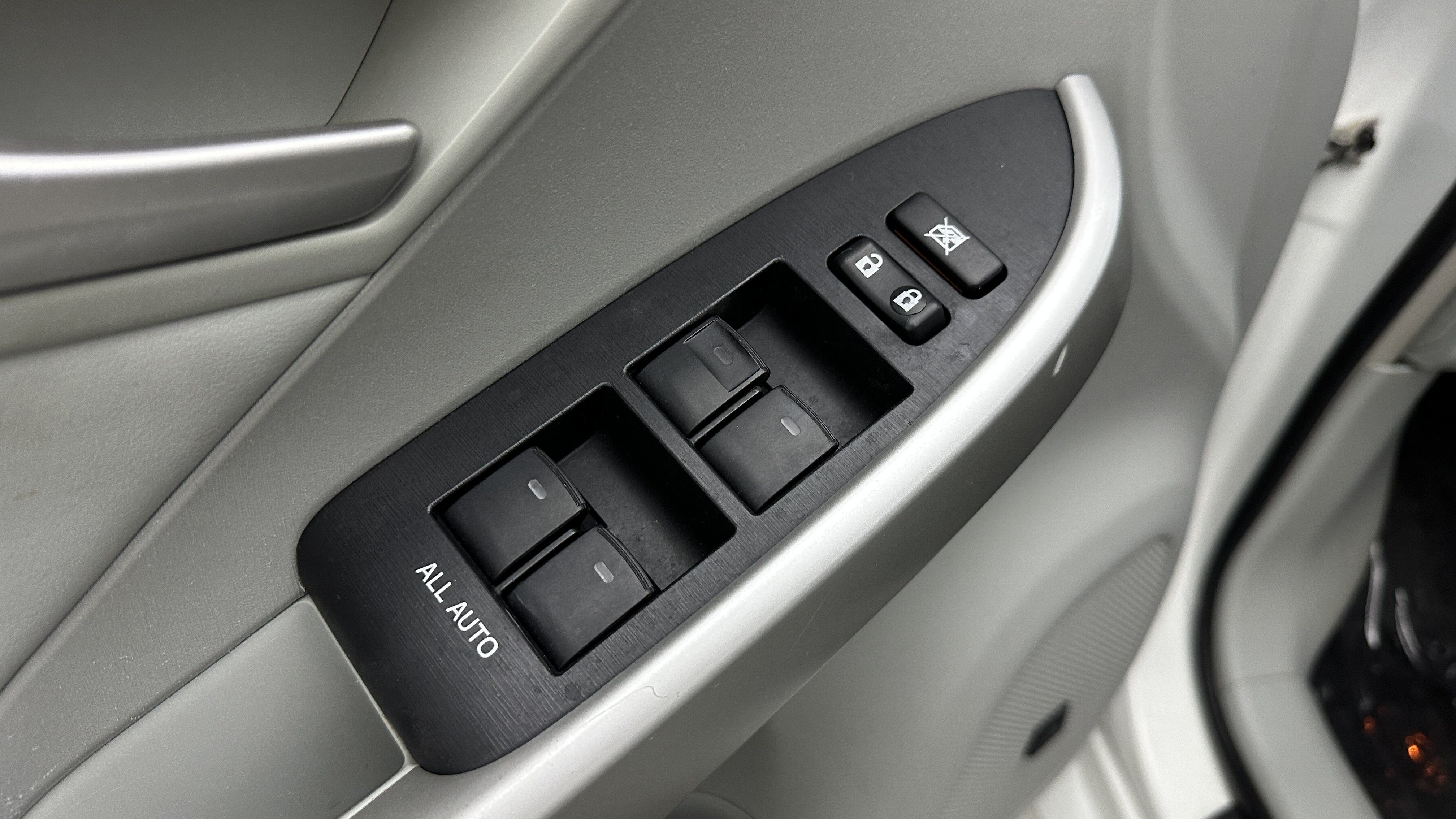 Used 2015 Toyota Prius Five w/ Advanced Technology Package FWD image 12