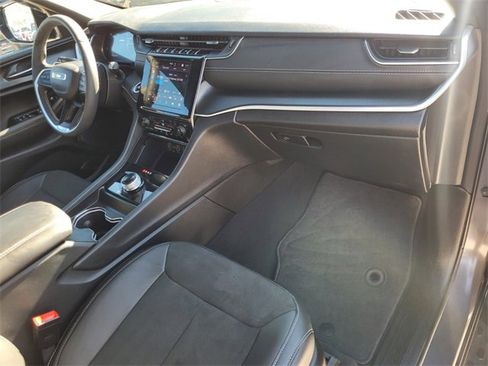 Used 2025 Jeep Grand Cherokee Altitude image 15