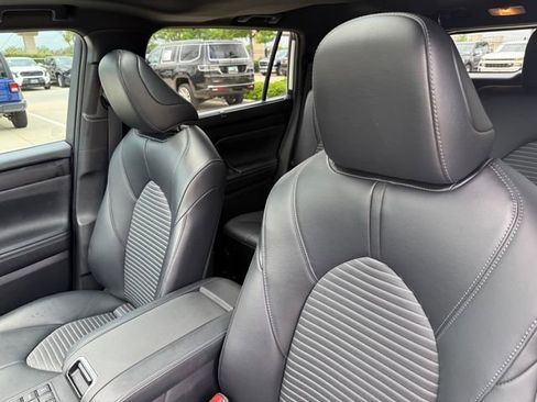 Used 2023 Toyota Highlander XSE image 17