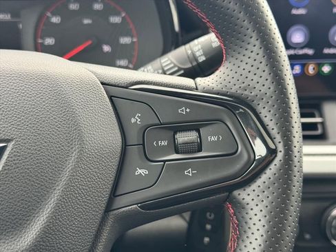Used 2025 Chevrolet Trax RS w/ Sunroof Package FWD image 17