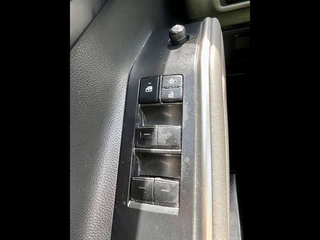 Used 2021 Toyota Highlander XLE FWD image 18