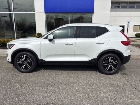Used 2025 Volvo XC40 B5 Core AWD/4WD image 2