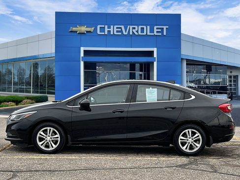 Used 2017 Chevrolet Cruze LT image 2