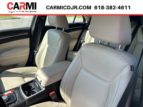 Used 2022 Chrysler 300 Touring L RWD image 7