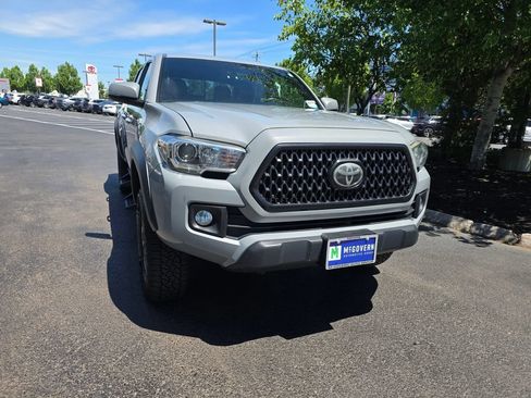 Used 2018 Toyota Tacoma TRD Off-Road AWD/4WD image 9