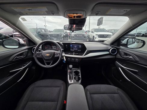 Used 2025 Chevrolet Trax LS w/ LS Convenience Package FWD image 26