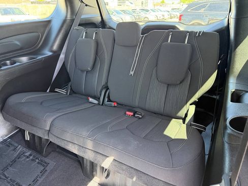 Used 2024 Chrysler Pacifica Touring FWD image 19
