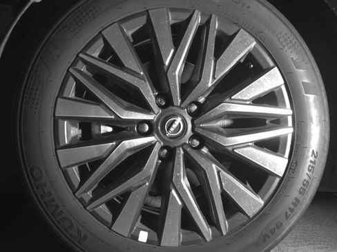 Used 2025 Nissan Altima 2.5 SV FWD image 13