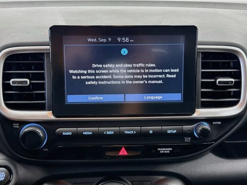 Used 2025 Hyundai Venue SEL FWD image 21