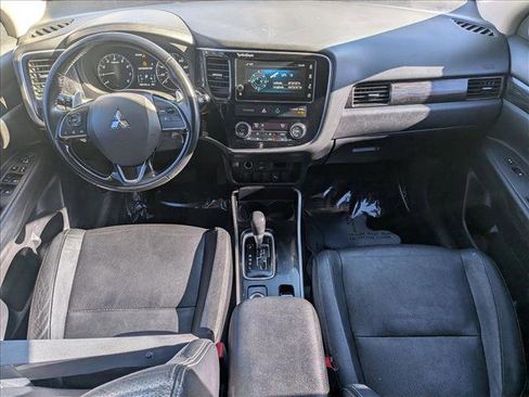 Used 2017 Mitsubishi Outlander GT image 19