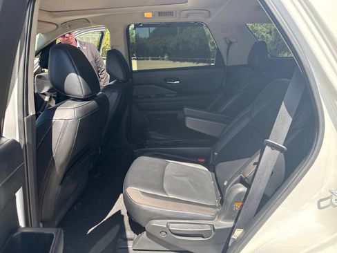 Used 2023 Nissan Pathfinder SL w/ SL Premium Package FWD image 7