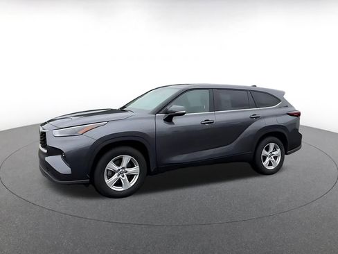 Used 2025 Toyota Highlander LE FWD image 9