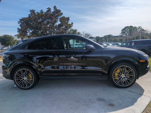 Used 2022 Porsche Cayenne Coupe image 11