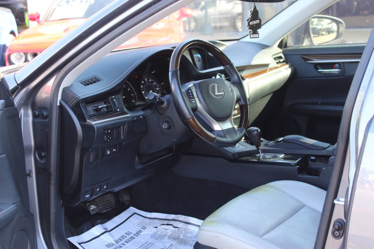 Used 2014 Lexus ES 350 w/ Luxury Package FWD image 16