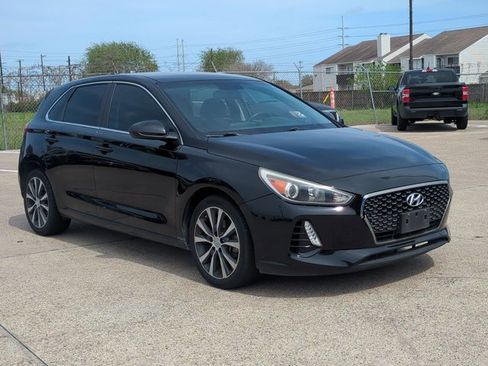 Used 2019 Hyundai Elantra GT image 3