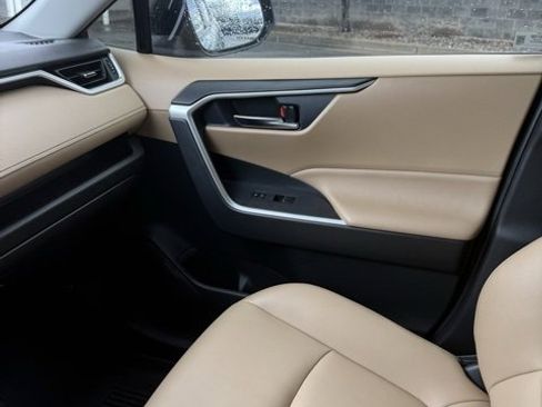 Used 2023 Toyota RAV4 XLE Premium image 31