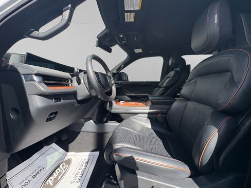 Certified 2025 Lincoln Navigator Black Label image 9