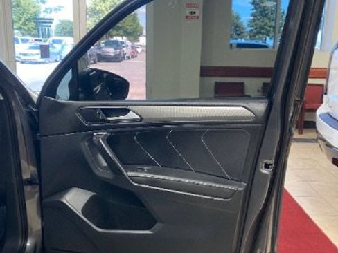 Used 2023 Volkswagen Tiguan SE FWD image 9