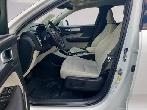 Used 2021 Volvo XC40 T4 Momentum w/ Premium Package FWD image 11