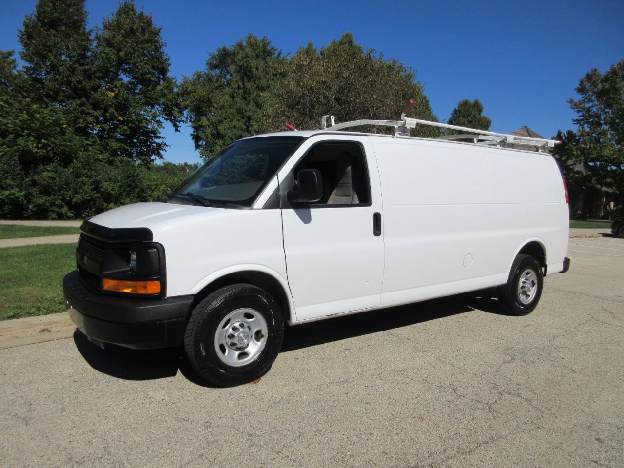 Used 2016 Chevrolet Express 3500 Extended RWD image 2