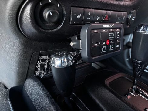 Used 2015 Jeep Wrangler Unlimited Rubicon w/ Connectivity Group image 27