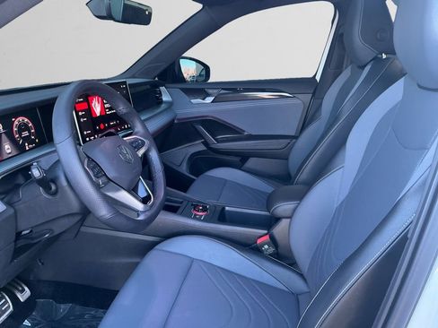 Used 2025 Volkswagen Tiguan SE R-Line image 9