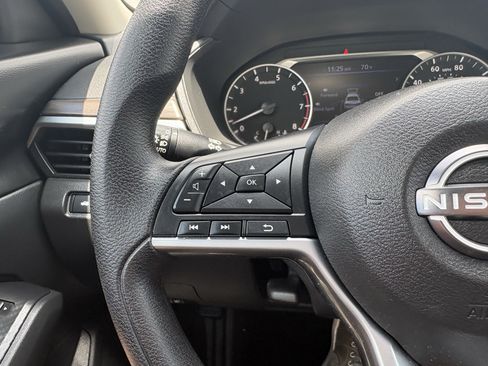 Used 2025 Nissan Altima 2.5 SV FWD image 17