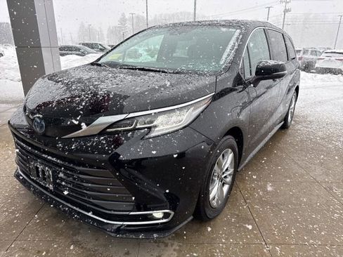 Used 2022 Toyota Sienna Limited image 3