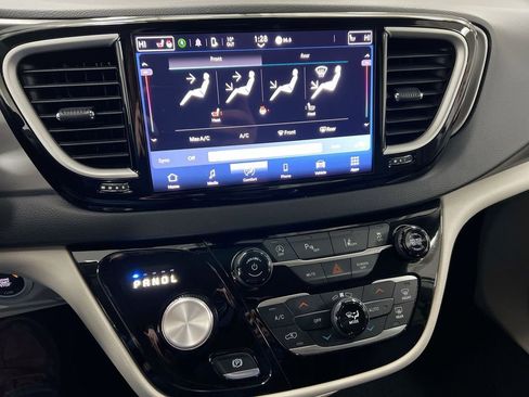 Used 2024 Chrysler Pacifica Touring-L image 16