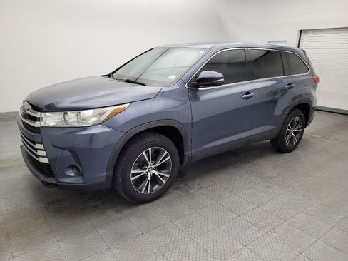 Used 2019 Toyota Highlander LE image 2