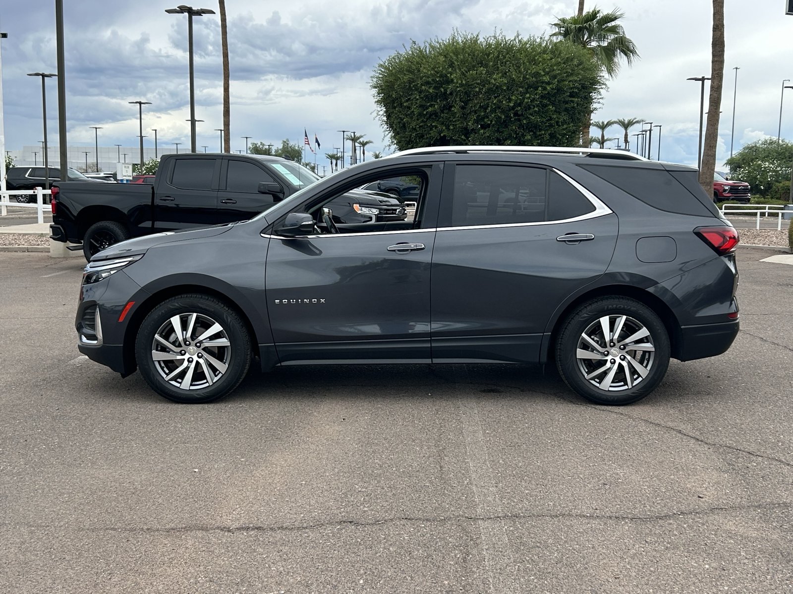 Certified 2022 Chevrolet Equinox Premier w/ LPO, Cargo Package FWD image 2
