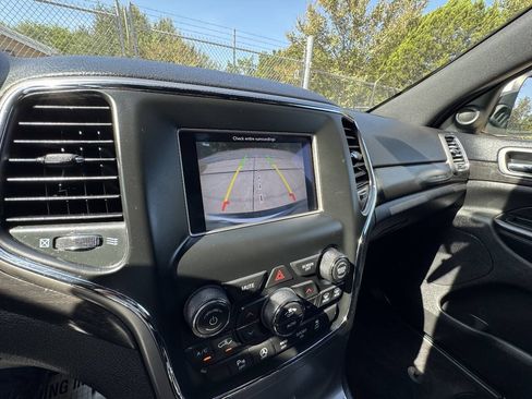 Used 2018 Jeep Grand Cherokee Laredo RWD image 28