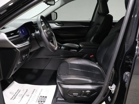 Used 2023 Jeep Grand Cherokee L Limited w/ Black Appearance Package image 10