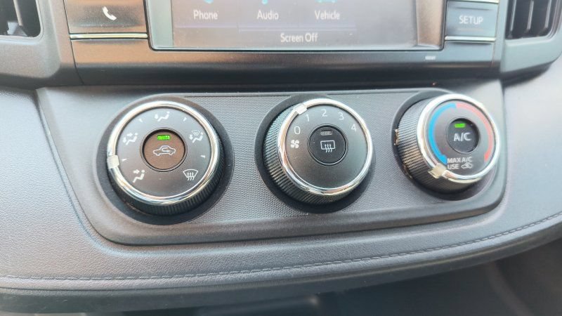Used 2018 Toyota RAV4 LE FWD image 19