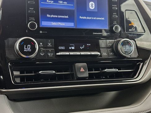 Used 2021 Toyota Highlander LE image 23