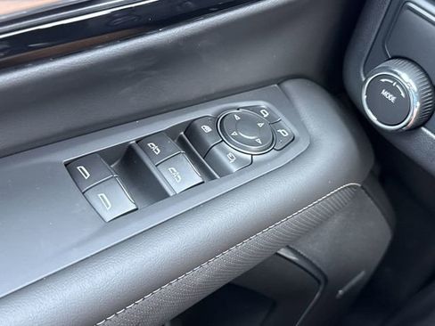 New 2025 Chevrolet Suburban Premier image 18