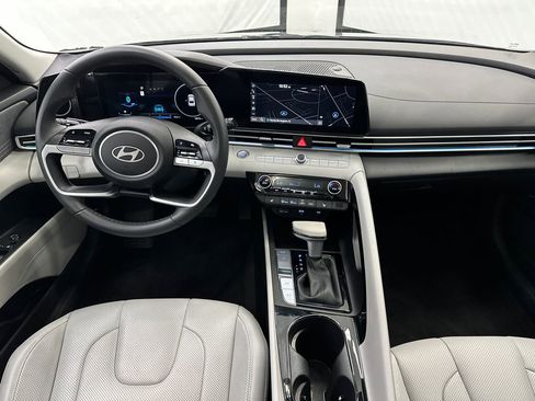 Used 2025 Hyundai Elantra Limited image 22