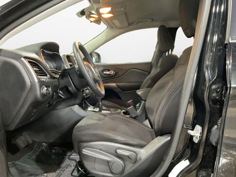 Used 2019 Jeep Cherokee Latitude w/ Popular Appearance Group image 9