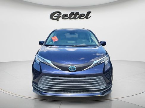 Used 2021 Toyota Sienna LE image 2