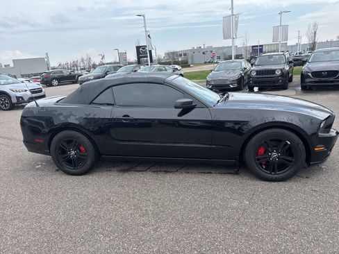 Used 2014 Ford Mustang Convertible image 4