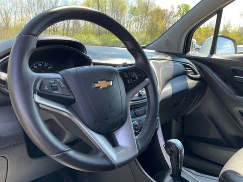 Used 2018 Chevrolet Trax LT w/ LT Convenience Package FWD image 22