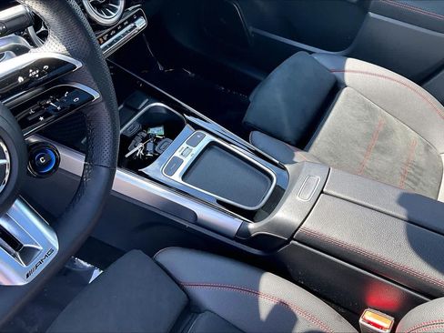 Used 2025 Mercedes-Benz GLB 35 AMG 4MATIC image 32