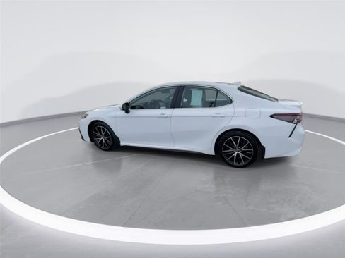 Used 2023 Toyota Camry SE image 5